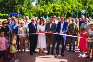taglio del nastro da parte dei rappresentanti delle istituzioni, degli enti e delle realtà che hanno contribuito alla costruzione del parco