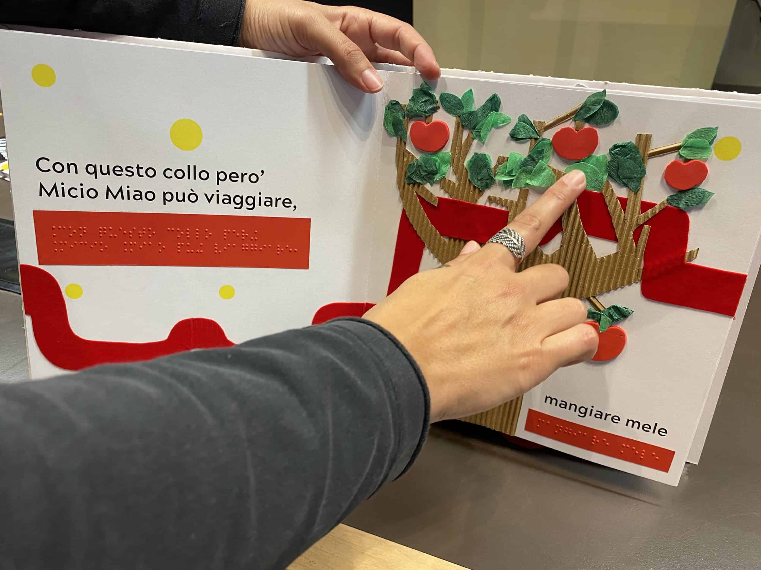 Il dito di una mano esplora un'illustrazione tattile.