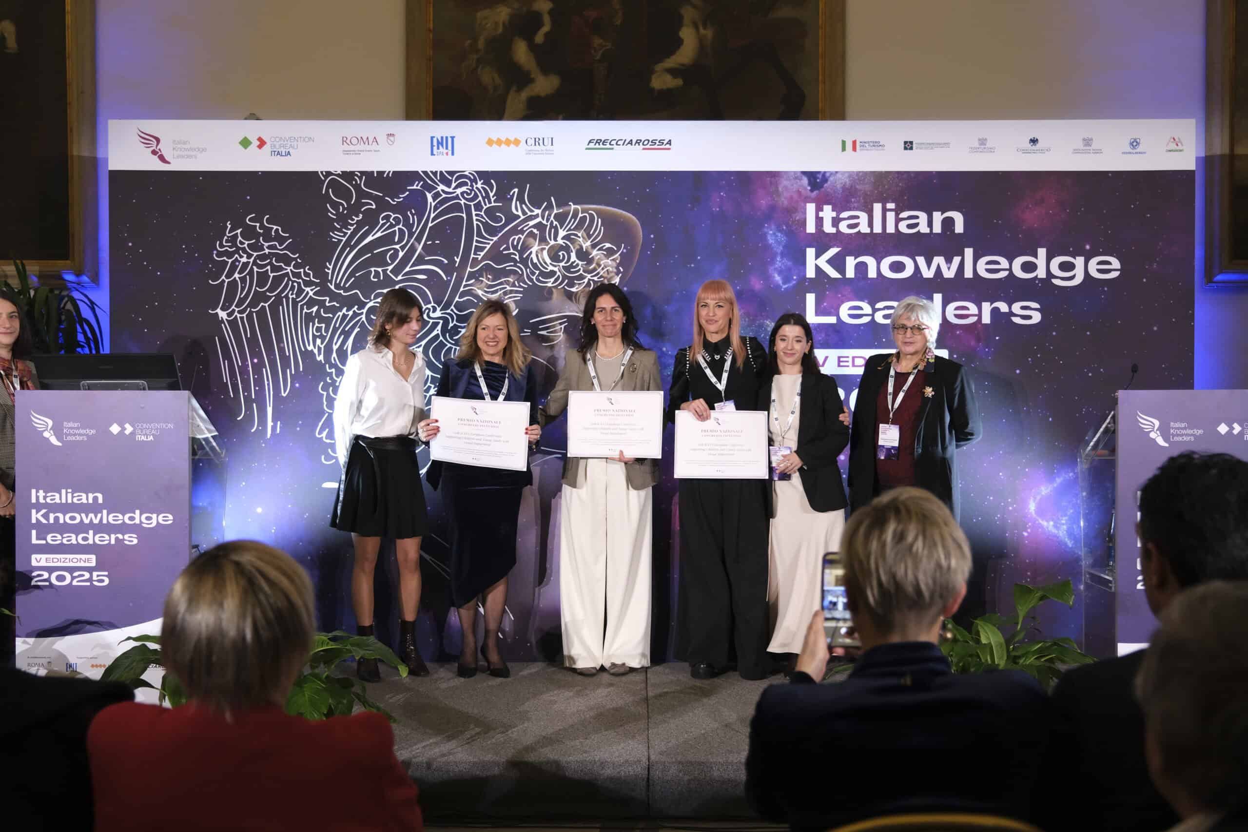 Foto di gruppo con l'attestato del premio "Congresso inclusivo 2025"